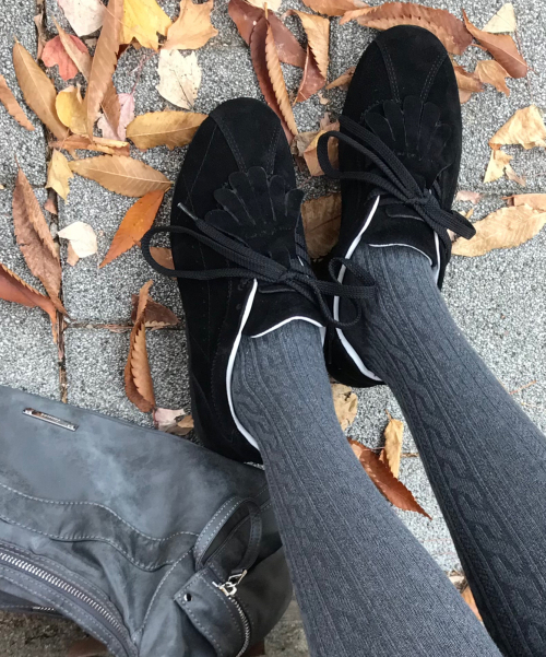 Essential Fringe Moccasin Black detail 14