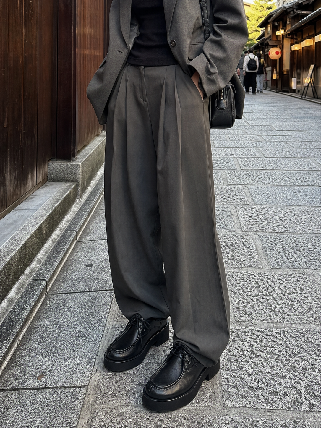 Lyon Black detail 5