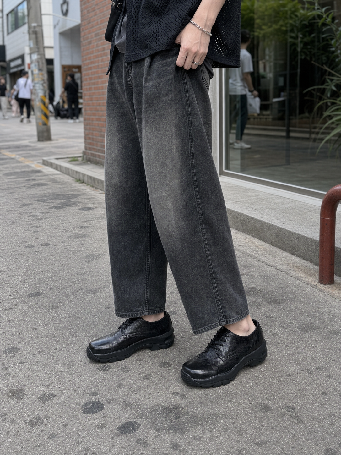 Tracker Derby Black detail 3