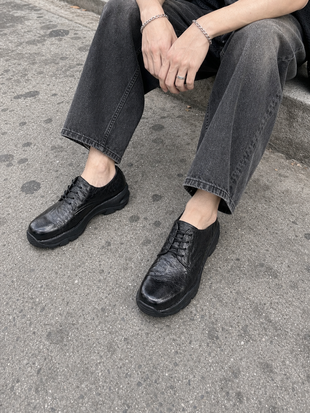 Tracker Derby Black detail 1